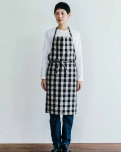Fog Linen Work Linen Daily Apron Black Natural Checks -Fog Linen Work shop 56A3195 1024x 2