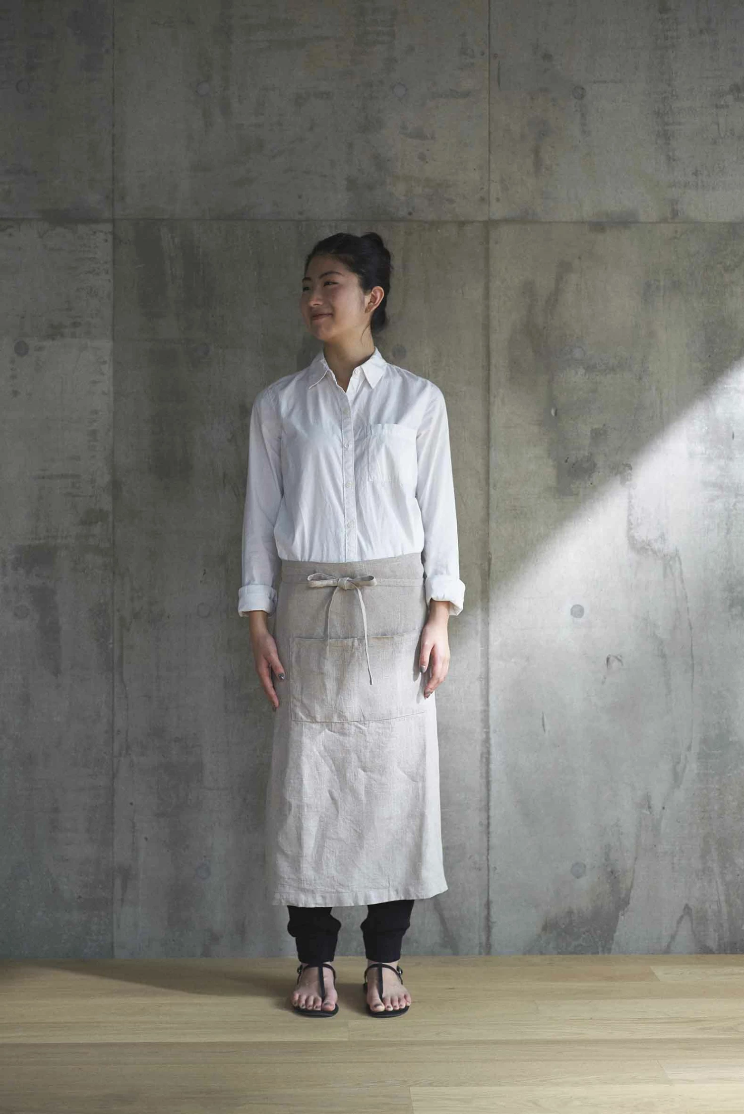 Fog Linen Work Linen Garcon Apron Natural 6 Fog Linen Work Linen Garcon Apron Natural - Image 4